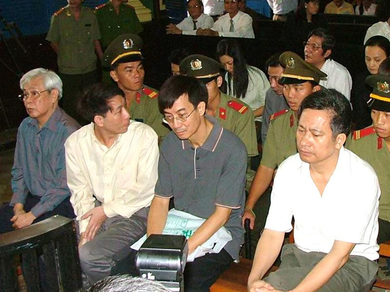 Các bị cáo trong vụ chạy quota ở Bộ Thương mại. Ảnh: Hữu Vinh. Các bị cáo trong vụ chạy quota ở Bộ Thương mại. Ảnh: Hữu Vinh.