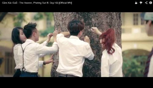 Khắc chữ trên thân cây trong giờ ra chơi