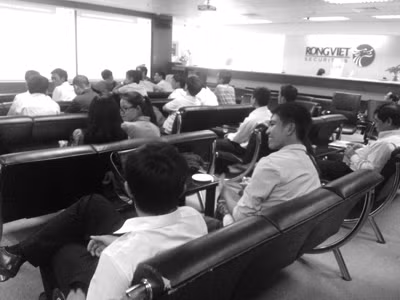 ... trong bối cảnh chứng khoán ảm đạm