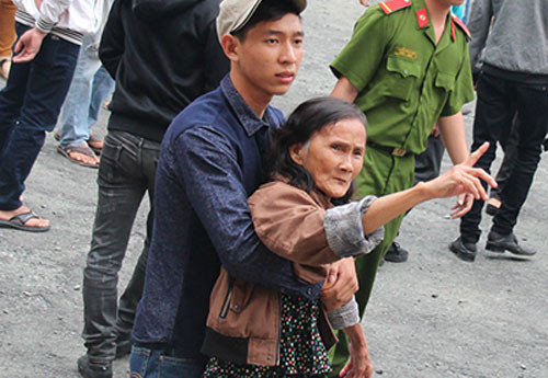 Mẹ bị cáo Trúc vật vã tại phiên tòa, thốt lên những lời khó nghe