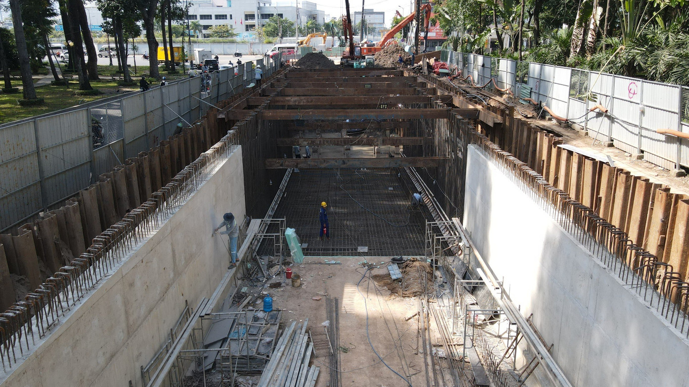 Hạng mục hầm chui đầu tuyến tại nút giao đường Trần Quốc Hoàn - Phan Thúc Duyện đang được thi công.