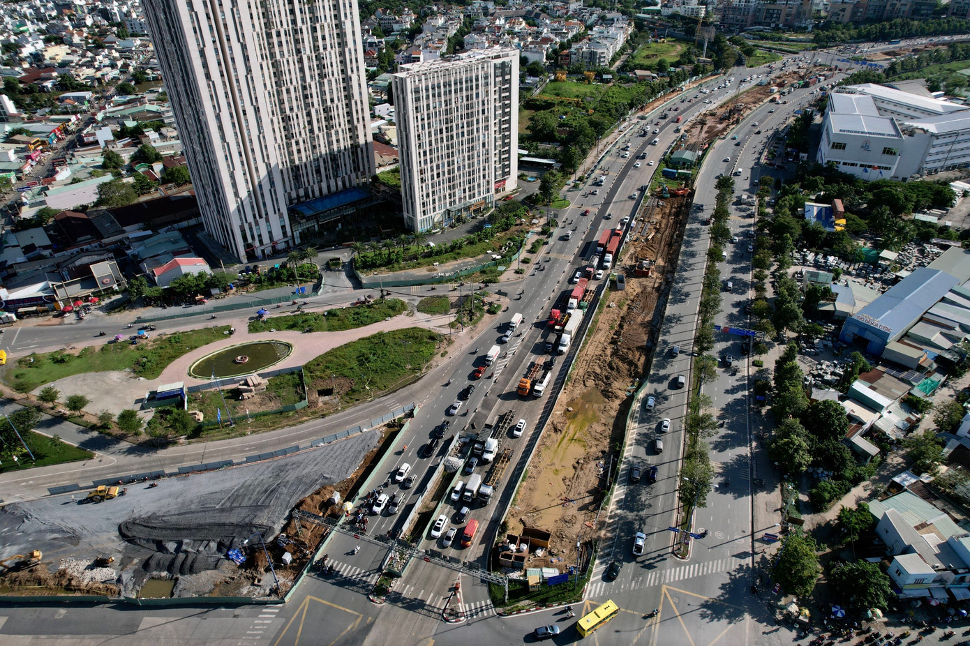 Thời gian qua, các đơn vị đã dành nhiều thời gian để thực hiện công tác di dời hạ tầng kỹ thuật để triển khai dự án. Ảnh: Duy Anh Thời gian qua, các đơn vị đã dành nhiều thời gian để thực hiện công tác di dời hạ tầng kỹ thuật để triển khai dự án. Ảnh: Duy Anh