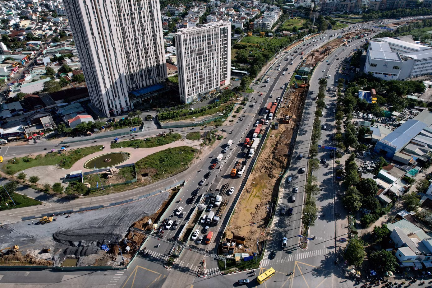 Thời gian qua, các đơn vị đã dành nhiều thời gian để thực hiện công tác di dời hạ tầng kỹ thuật để triển khai dự án. Ảnh: Duy Anh Thời gian qua, các đơn vị đã dành nhiều thời gian để thực hiện công tác di dời hạ tầng kỹ thuật để triển khai dự án. Ảnh: Duy Anh