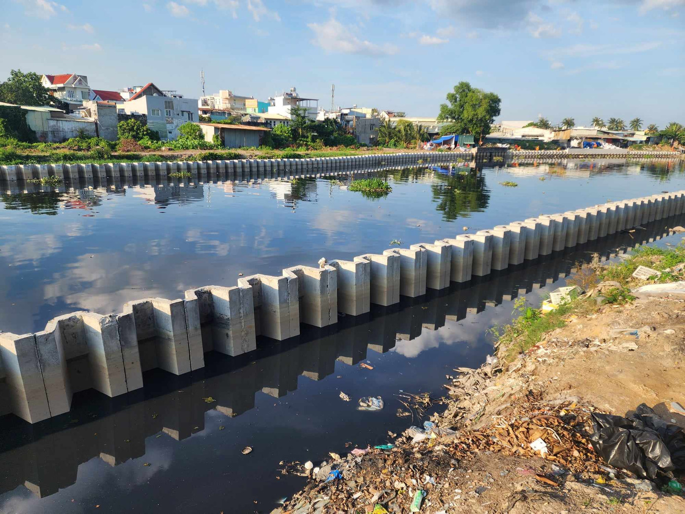 Khu vực bờ kênh Tham Lương, nơi người dân phát hiện con kỳ đà hoa. Khu vực bờ kênh Tham Lương, nơi người dân phát hiện con kỳ đà hoa.