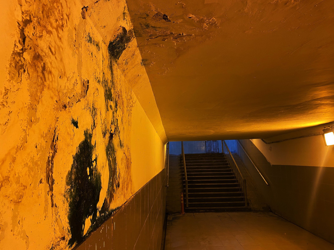 Khu vực hầm chui nút giao thông Bình Thuận hiện đã xuống cấp, ít người đi lại. Ảnh: C.H Khu vực hầm chui nút giao thông Bình Thuận hiện đã xuống cấp, ít người đi lại. Ảnh: C.H