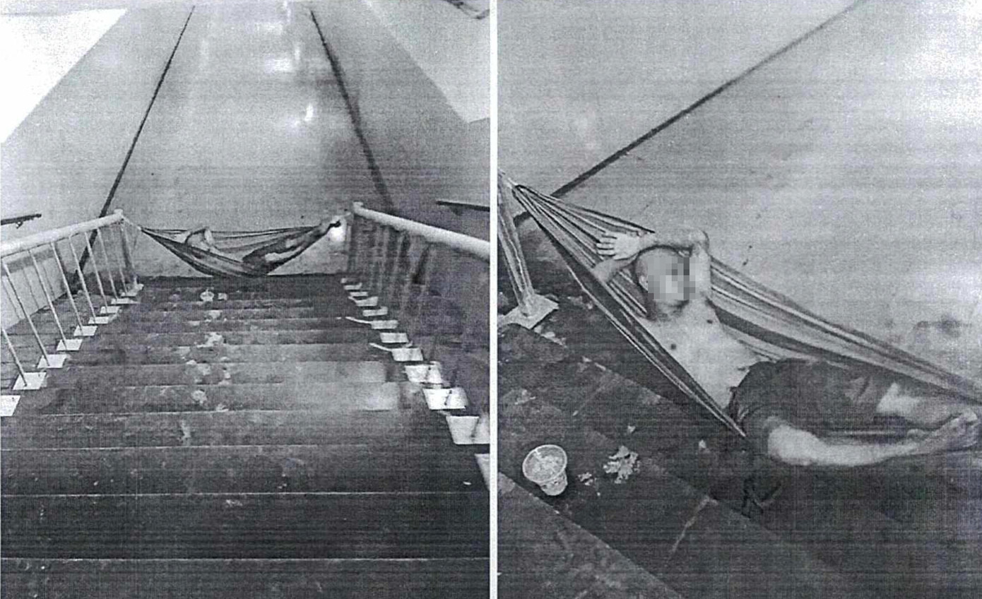 Một số người thản nhiên mắc võng để ngủ ở lối lên xuống hầm đi bộ. Ảnh: Đơn vị quản lý, bảo trì công trình cung cấp Một số người thản nhiên mắc võng để ngủ ở lối lên xuống hầm đi bộ. Ảnh: Đơn vị quản lý, bảo trì công trình cung cấp