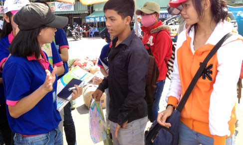  Hôm qua 30.6, tại Bến xe Miền Đông có rất nhiều thí sinh ở tỉnh vào TP.HCM dự thi ĐH - Ảnh: Lê Thanh