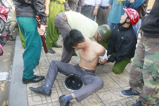 Hàng chục người dân vây bắt cướp ngay trung tâm Sài Gòn ảnh 2