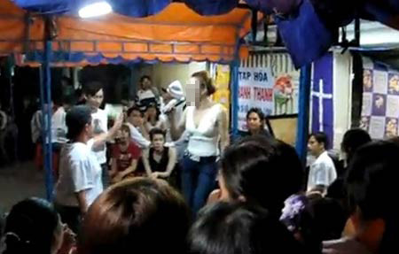 Có ca sĩ chuyển giới lần đầu tiên đi hát bị khán giả la ó, ném nguyên khúc bánh mì chan nước tương nhão nhoẹt gặm dở phi thẳng vào mặt