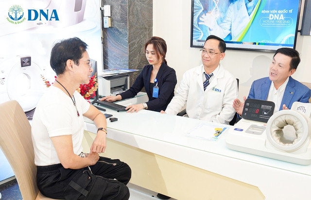 Các bác sĩ Bệnh viện DNA tư vấn cho ca sĩ Ngọc Sơn