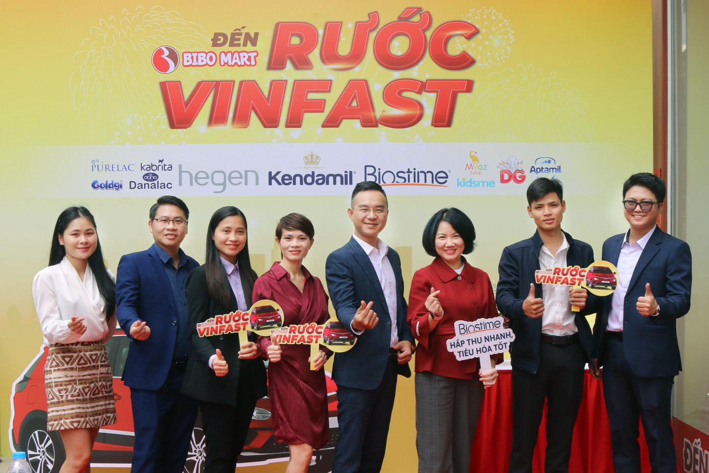 Tập thể lãnh đạo Bibo Mart chụp ảnh cùng nhà tài trợ