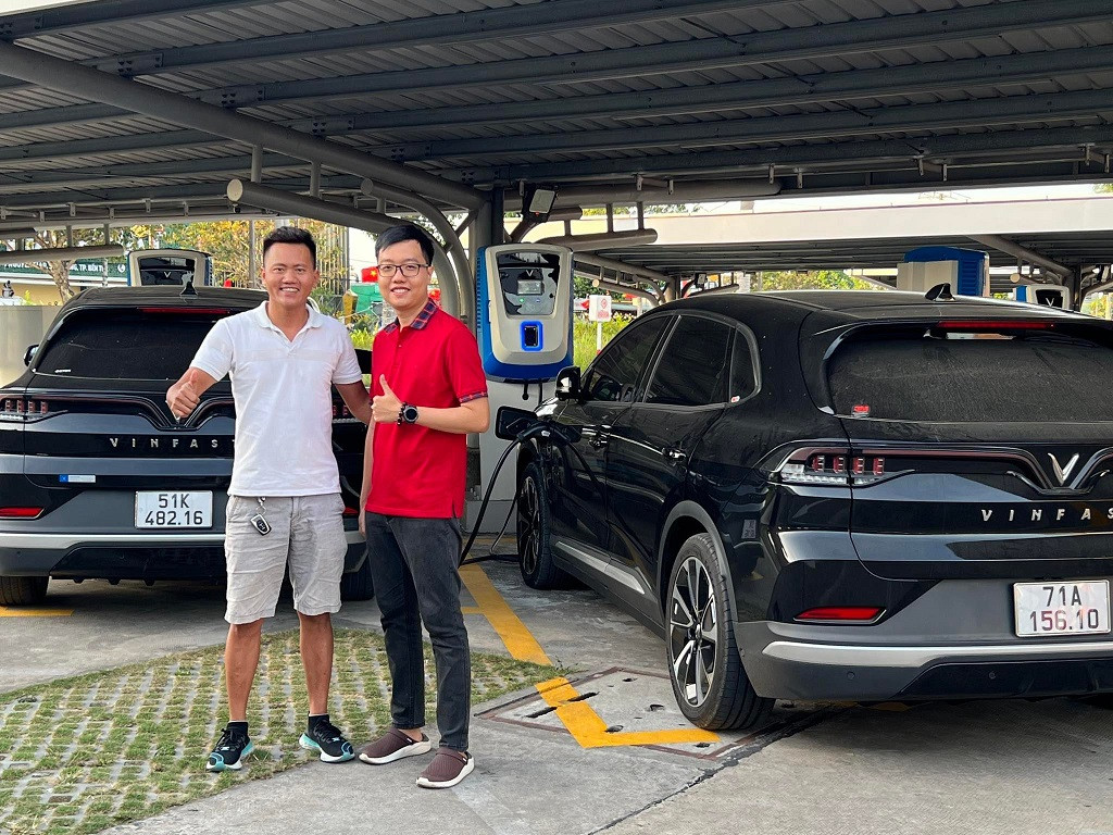 Anh Đặng Văn Luyện và Minh Quân cảm thấy hài lòng với hệ thống ADAS của VF 8 khi lái những cung đường dài. Anh Đặng Văn Luyện và Minh Quân cảm thấy hài lòng với hệ thống ADAS của VF 8 khi lái những cung đường dài.