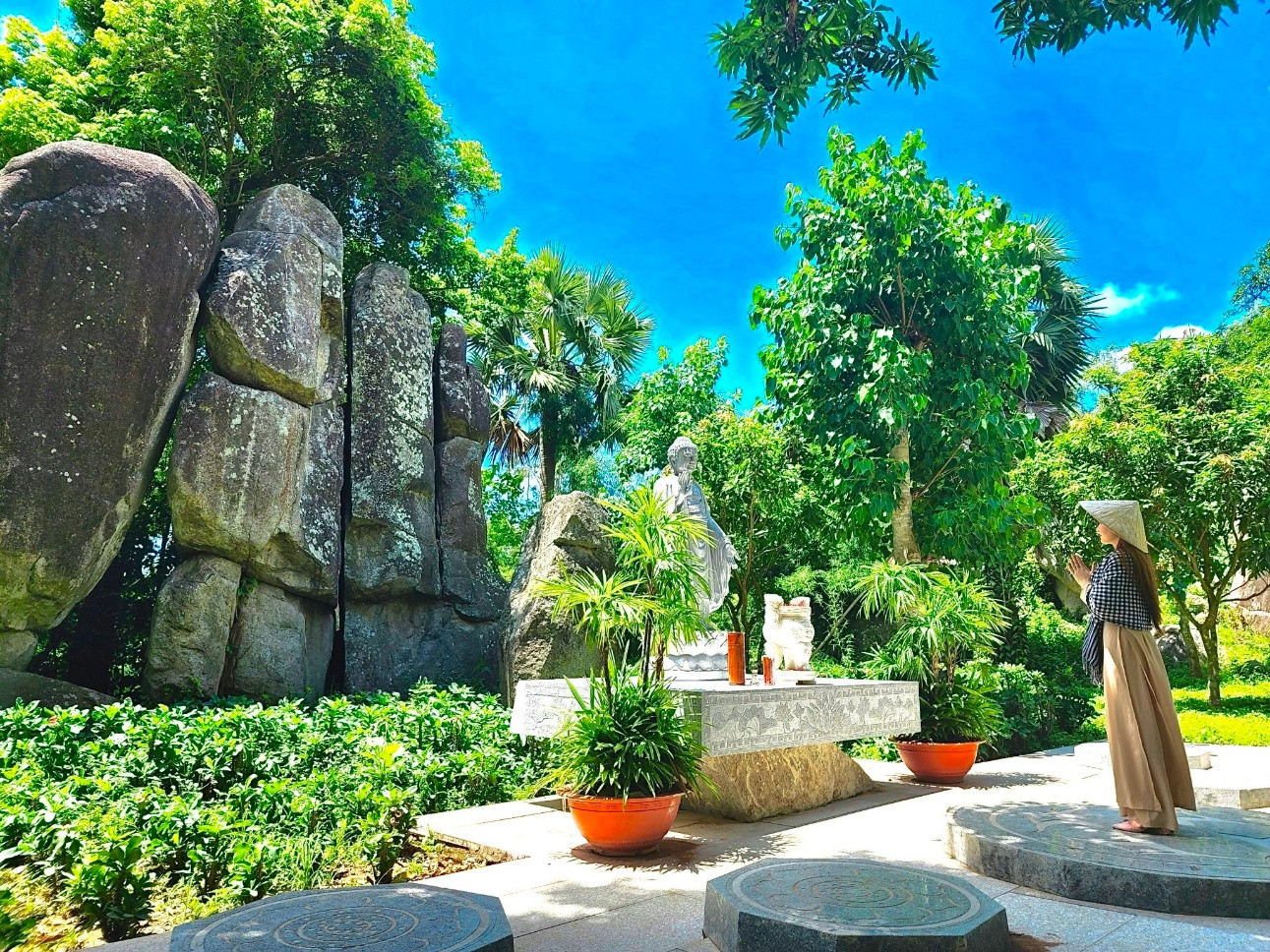 Phật Thạch Thủ trong khu tham quan ĐMT An Hảo dưới chân Núi Cấm