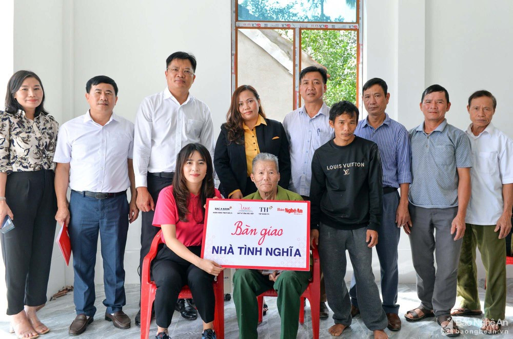 Tặng nhà tình nghĩa cho ông Lê Quang Khương, thương binh ở xã Quang Sơn, Đô Lương. Ảnh: Báo Nghệ An