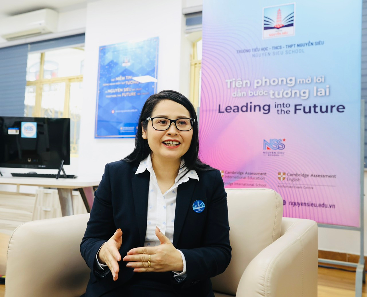 Hiệu trưởng Trường THCS – THPT Nguyễn Siêu bà Nguyễn Thị Minh Thúy