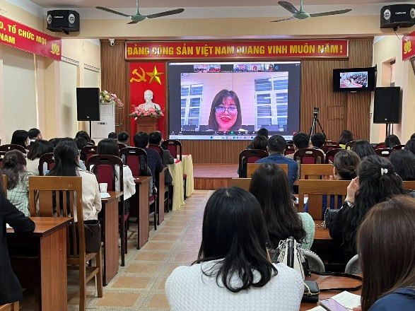 Thảo luận trực tuyến tại buổi sinh hoạt. Thảo luận trực tuyến tại buổi sinh hoạt.