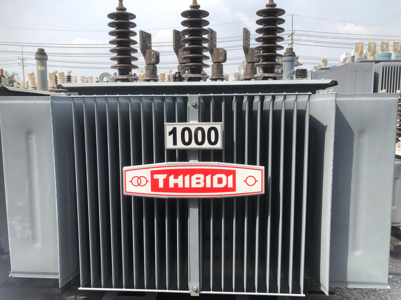 Hình ảnh máy biến áp giả sử dụng thương hiệu THIBIDI tại Bình Thuận, các đường nét, chi tiết của logo không đồng đều (ví dụ khoảng cách vòng tròn 2 bên logo không cân đối). Hình ảnh máy biến áp giả sử dụng thương hiệu THIBIDI tại Bình Thuận, các đường nét, chi tiết của logo không đồng đều (ví dụ khoảng cách vòng tròn 2 bên logo không cân đối).