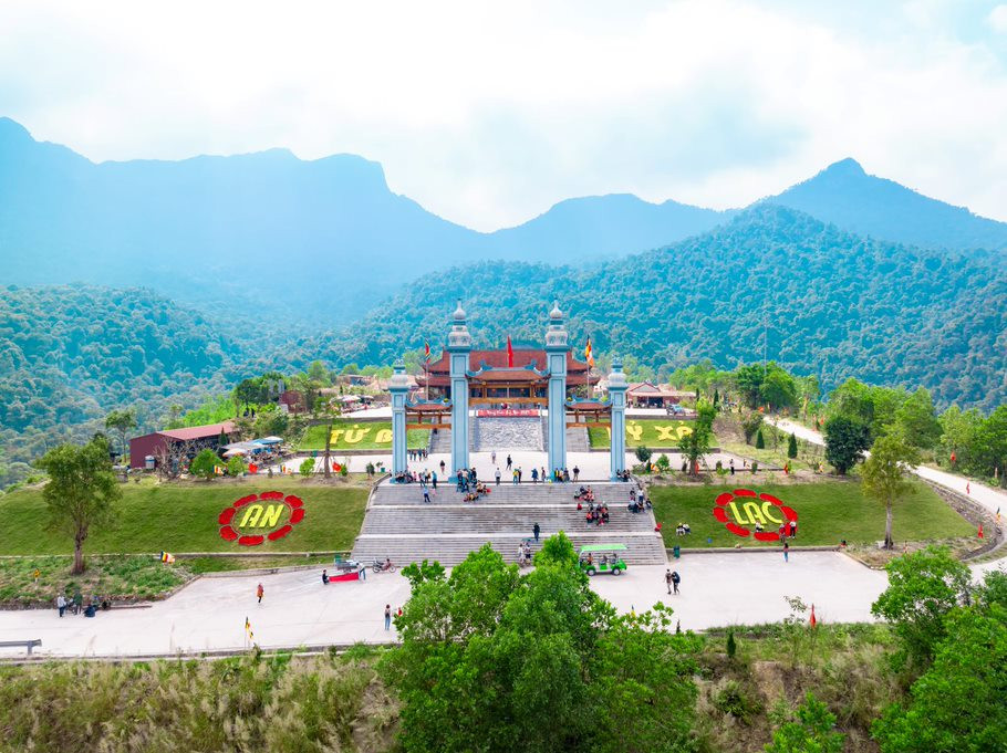 Chùa Hạ nằm dưới chân Tây Yên Tử là trung tâm diễn ra các lễ hội, các hoạt động du lịch, các hoạt động tôn giáo. Đặc biệt, cổng vào Chùa Hạ được ví như "Cổng Trời" là một trong những địa điểm thu hút khách du lịch đến tham quan, check in. (Ảnh chụp tại Lễ khai hội Xuân Tây Yên Tử 2023)