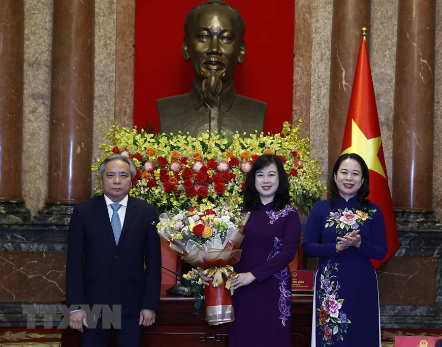 Quyền Chủ tịch nước Võ Thị Ánh Xuân chúc mừng Bộ trưởng Bộ Y tế Đào Hồng Lan và PGS-TS, Anh hùng Lao động Trần Ngọc Lương, nguyên Giám đốc Bệnh viện Nội tiết Trung ương, đại diện cho đội ngũ y bác sỹ cả nước nhân Ngày Thầy thuốc Việt Nam. (Ảnh: Thống Nhất/TTXVN)