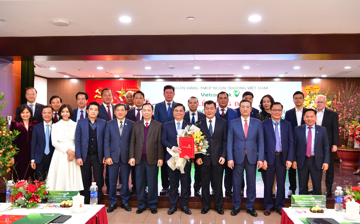 Lãnh đạo Đảng ủy Khối DNTW và lãnh đạo NHNN Việt Nam cùng Ban lãnh đạo Vietcombank chúc mừng ông Nguyễn Thanh Tùng Lãnh đạo Đảng ủy Khối DNTW và lãnh đạo NHNN Việt Nam cùng Ban lãnh đạo Vietcombank chúc mừng ông Nguyễn Thanh Tùng