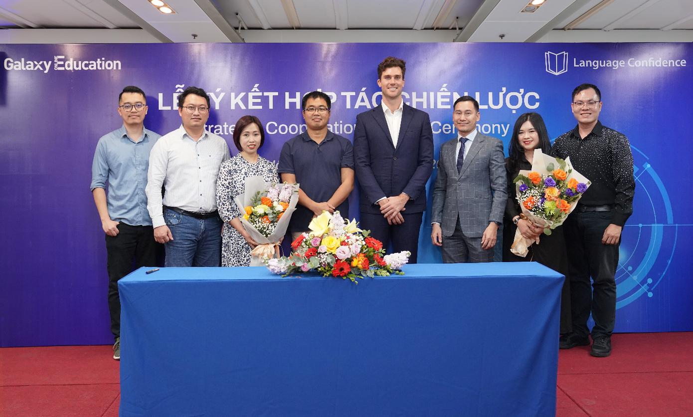Ông Phạm Giang Linh, CEO Galaxy Education (đứng thứ 4 từ trái sang) và Ông Nicholas Jenkins - Nhà sáng lập &amp; CEO Language Confidence (đứng thứ 4 từ phải sang) chụp hình lưu niệm cùng các vị khách quý có mặt trong buổi lễ ký kết