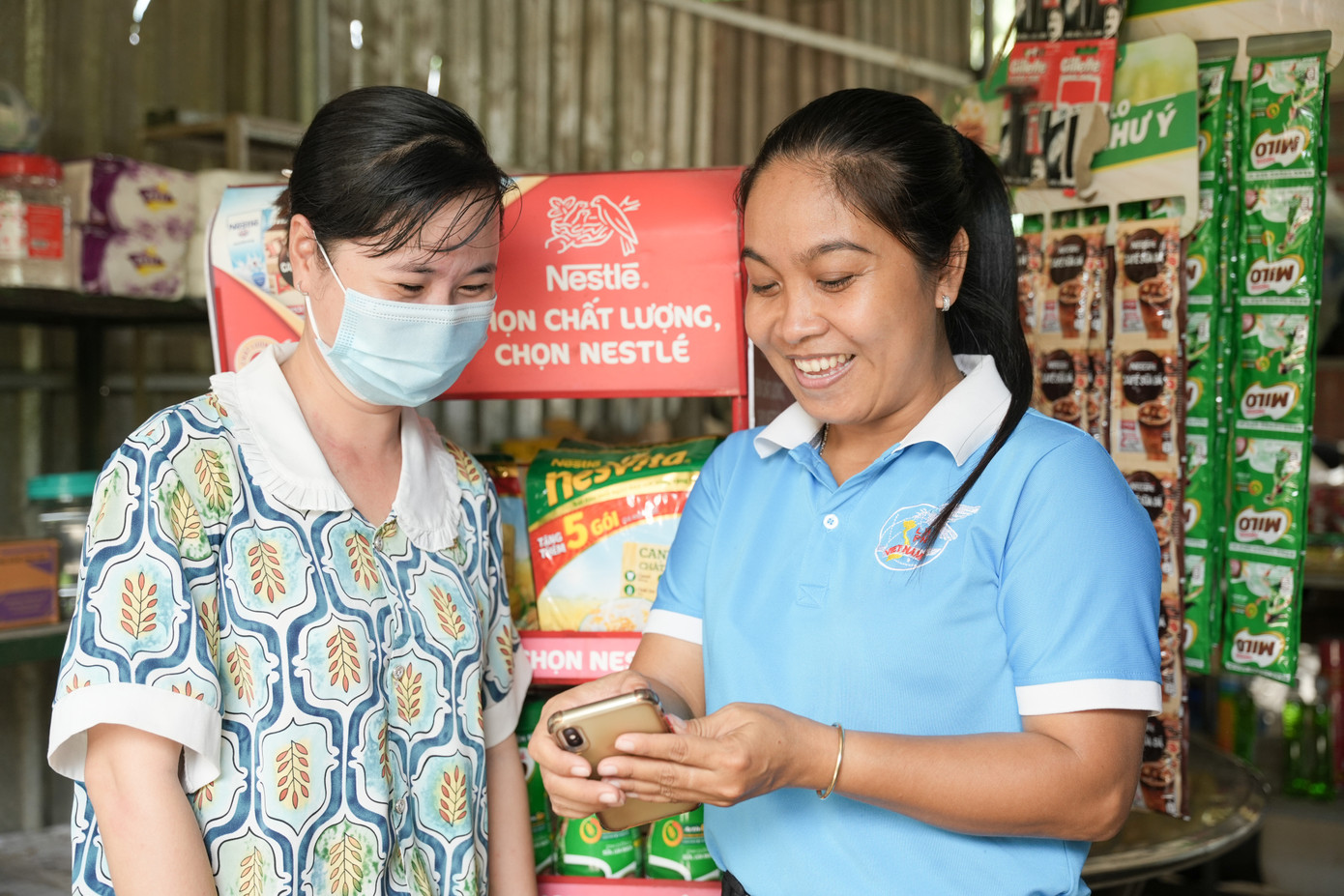 Hội viên tham gia Chương trình “Nestlé đồng hành cùng phụ nữ” được hướng dẫn các kỹ năng sử dụng các ứng dụng trên nền tảng số..