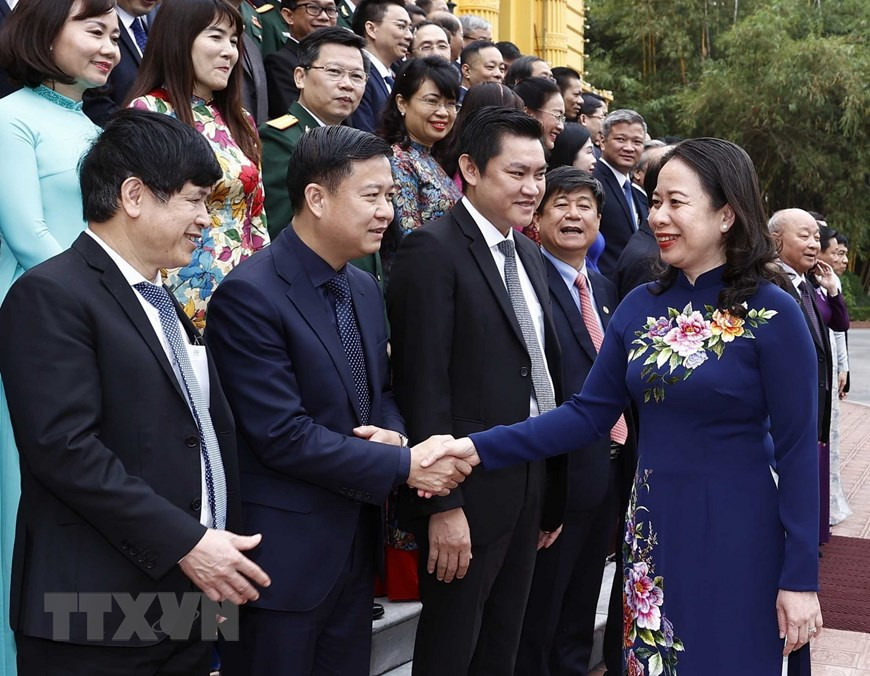 Quyền Chủ tịch nước Võ Thị Ánh Xuân cùng các thầy thuốc, cán bộ y tế tiêu biểu toàn quốc. (Ảnh: Thống Nhất/TTXVN)