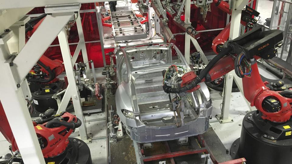 Xe Tesla được lắp ráp bằng robot tại nhà máy Tesla Motors Inc ở Fremont, California, US Reuters/Joseph White.