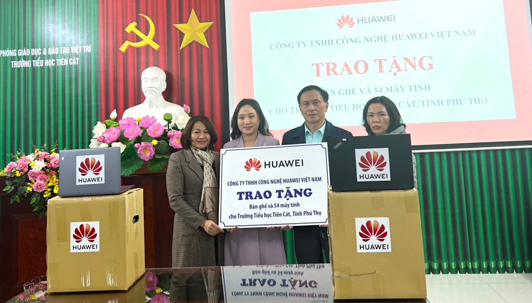 Huawei Việt Nam trao tặng 54 máy tính xách tay và nhiều bàn ghế cho trường Tiểu học Tiên Cát, tỉnh Phú Thọ