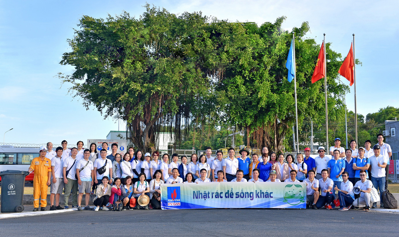 Tại trạm tiếp bờ Long Hải, KĐN tổ chức chương trình bảo vệ môi trường với khẩu hiệu “Nhặt rác để sống khác”