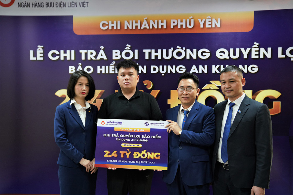 Đại diện gia đình khách hàng nhận số tiền 2,4 tỷ đồng bồi thường chi trả quyền lợi bảo hiểm tại LienVietPostBank Chi nhánh Phú Yên