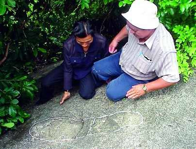 KTS Võ Xên đang khảo sát dấu chân tiên trên núi Cô Tô. Bà con quanh vùng cho biết “nó đã xuất hiện từ cả trăm năm nay”.