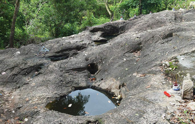 Người ta nói rằng, nước trong các giếng này chưa bao giờ vực xuống dù trên núi có khô đến đâu