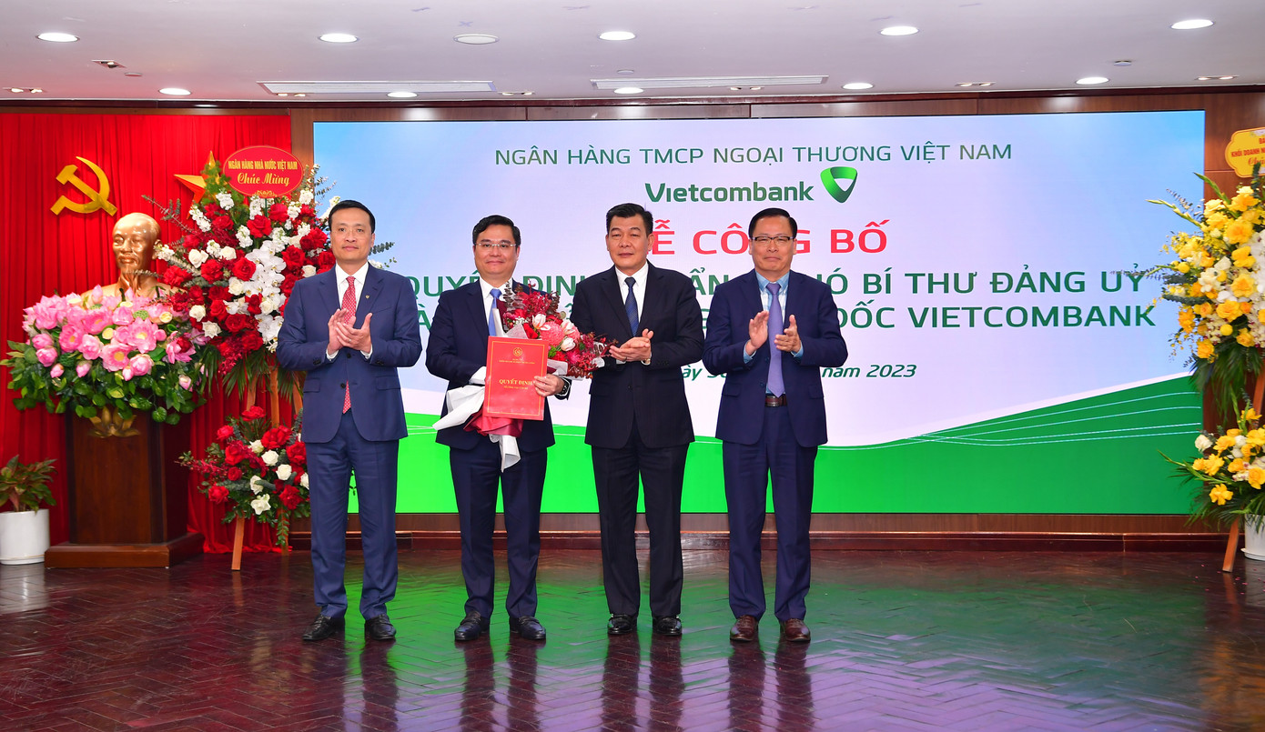 Ông Nguyễn Đức Phong – Phó Bí thư Thường trực Đảng ủy Khối DNTW (thứ 2 từ phải sang) trao Quyết định của Đảng ủy Khối DNTW và ông Phạm Quang Dũng – Chủ tịch HĐQT Vietcombank (ngoài cùng bên trái) tặng hoa chúc mừng ông Nguyễn Thanh Tùng Ông Nguyễn Đức Phong – Phó Bí thư Thường trực Đảng ủy Khối DNTW (thứ 2 từ phải sang) trao Quyết định của Đảng ủy Khối DNTW và ông Phạm Quang Dũng – Chủ tịch HĐQT Vietcombank (ngoài cùng bên trái) tặng hoa chúc mừng ông Nguyễn Thanh Tùng