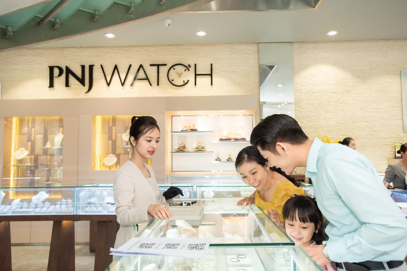 Khách hàng mua sắm trang sức sẽ nhận được nhiều quà tặng giá trị từ PNJ.