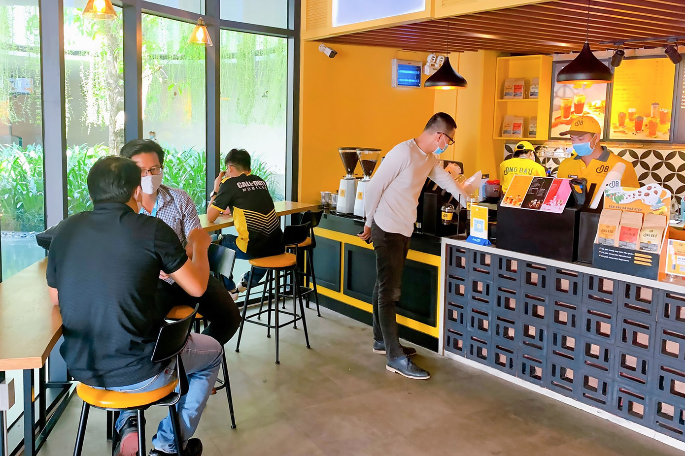 Danh tiếng của các "ông bầu" và các chàng cầu thủ cũng giúp thương hiệu được nhiều người biết đến. Ảnh: Cà phê Ông Bầu