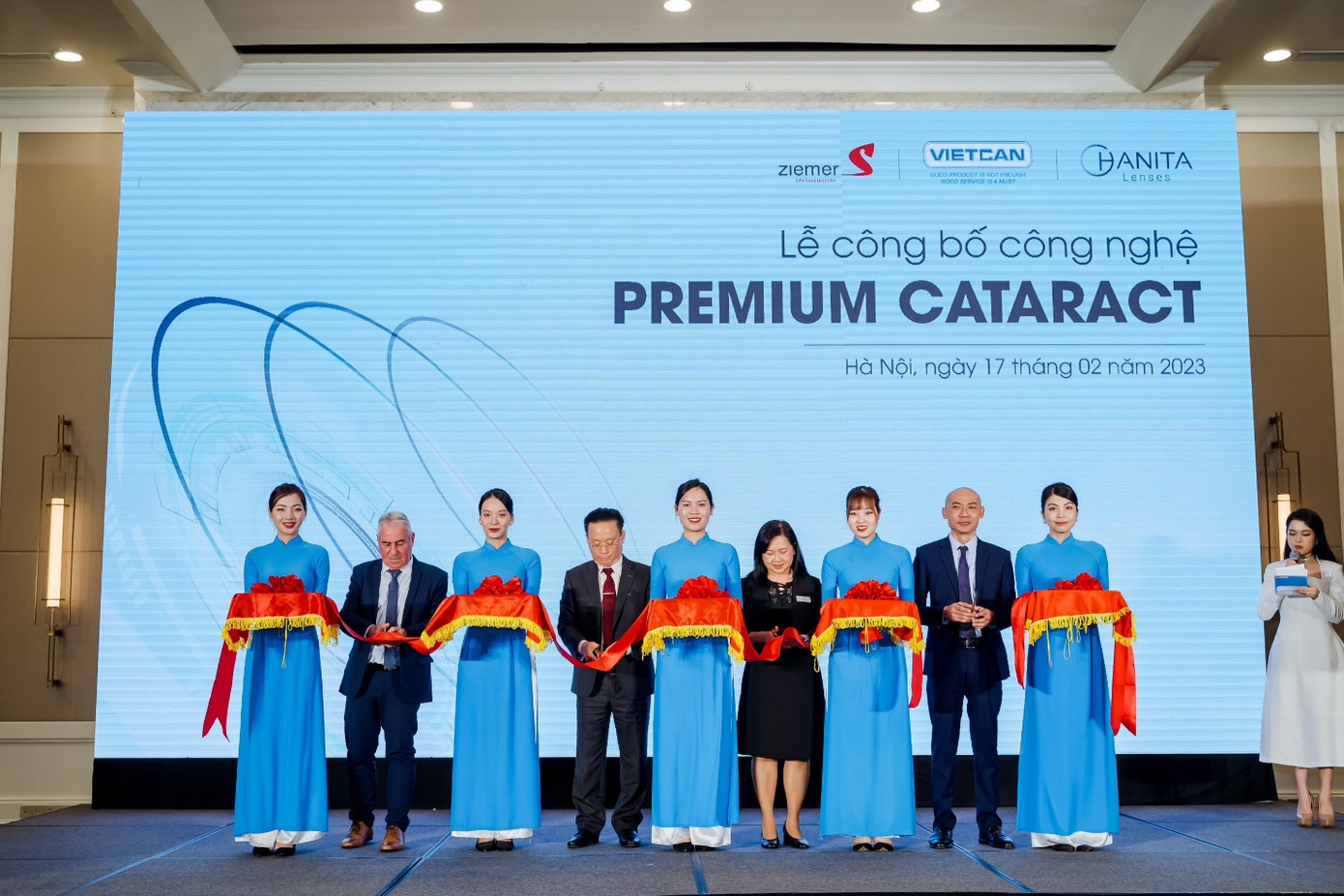 Từ phải sang: Mr Warut Pangpoma - CEO Việt Can, Mrs Noppakun Supannatad, Area Sales Manager APAC của hãng Ziemer, Mr Dương Chí Kiên - Chủ tịch HĐQT Tập đoàn Y Việt Nga và Mr Hilton Nathan - Giám đốc vùng APAC của hãng Hanita