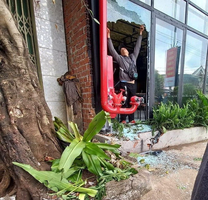 Chiếc xe con tông vào gốc cây và quán nước Chiếc xe con tông vào gốc cây và quán nước