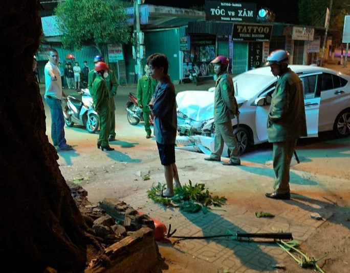 Chiếc xe con tông thẳng vào nhóm người bị hư hỏng phần đầu Chiếc xe con tông thẳng vào nhóm người bị hư hỏng phần đầu