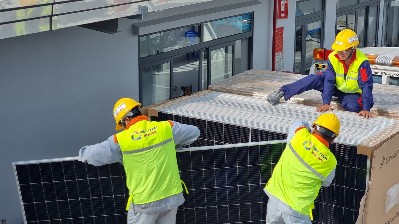 Việt Nam Solar kiểm tra các tấm pin năng lượng mặt trời trước khi lắp đặt