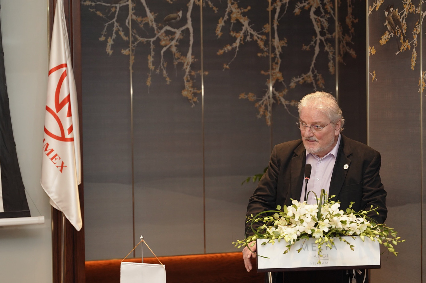 Giáo sư Richard P. Baum phát biểu tại lễ ký kết