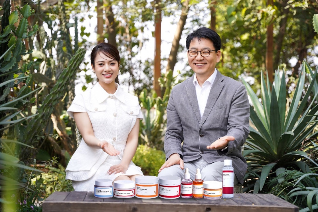 Diễn viên Vũ Việt Hoa gặp gỡ nhà sáng lập C’New Lab – Tiến sĩ Lee Ghang Tai