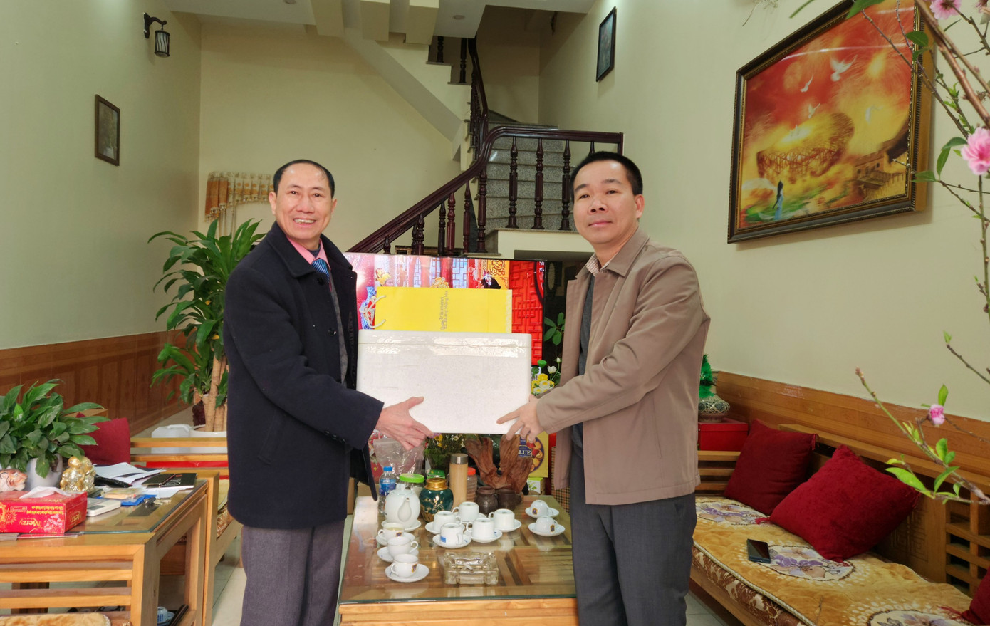 Ông Nông Ngọc Trung, Chủ tịch HĐQT Công ty Cánh Đồng Vàng (bìa phải) giới thiệu sản phẩm sấy khô, đem lại lợi ích cho người nông dân -Ảnh: PV Ông Nông Ngọc Trung, Chủ tịch HĐQT Công ty Cánh Đồng Vàng (bìa phải) giới thiệu sản phẩm sấy khô, đem lại lợi ích cho người nông dân -Ảnh: PV