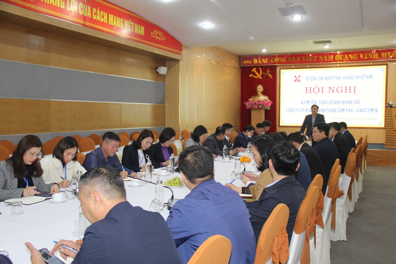 Phó Tổng giám đốc Tập đoàn Phan Xuân Thuỷ chủ trì làm việc tháo gỡ khó khăn cho Công ty CP Kinh doanh Than Cẩm Phả