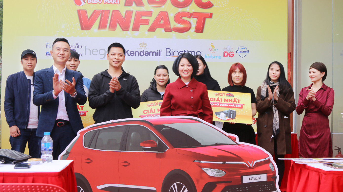 Lộ diện khách hàng may mắn trúng xe Vinfast.