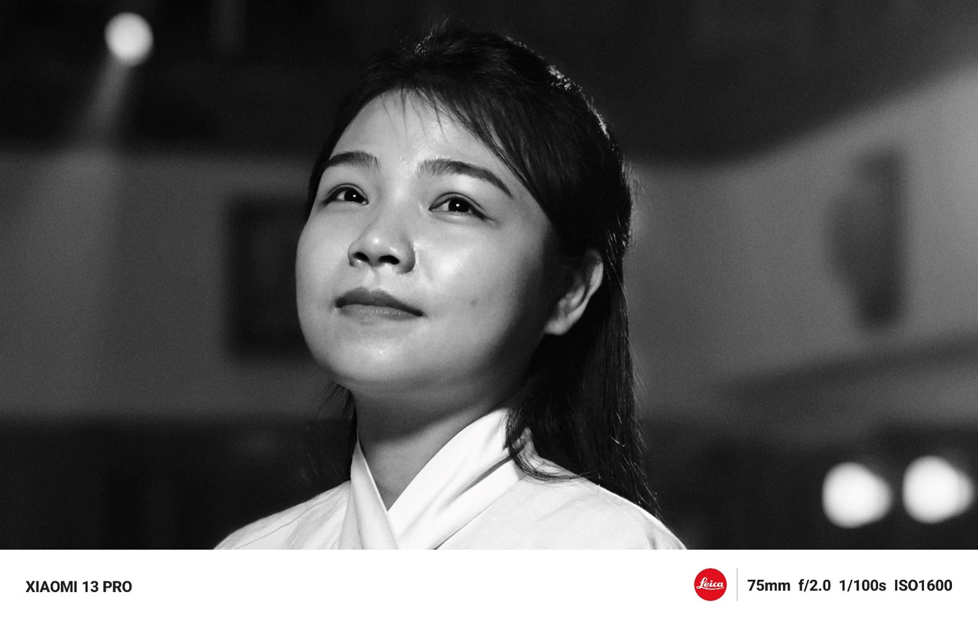 Ống kính Leica của Xiaomi 13 Pro ghi lại khoảnh khắc diễn viên tuồng Nguyễn Quỳnh Liên nhìn về sân khấu – nơi cô gửi gắm trọn vẹn tuổi thanh xuân