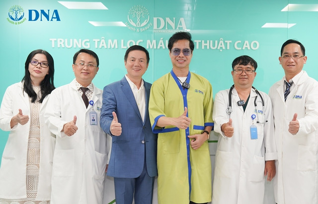 Ca sĩ Ngọc Sơn cùng các bác sĩ Bệnh viện DNA