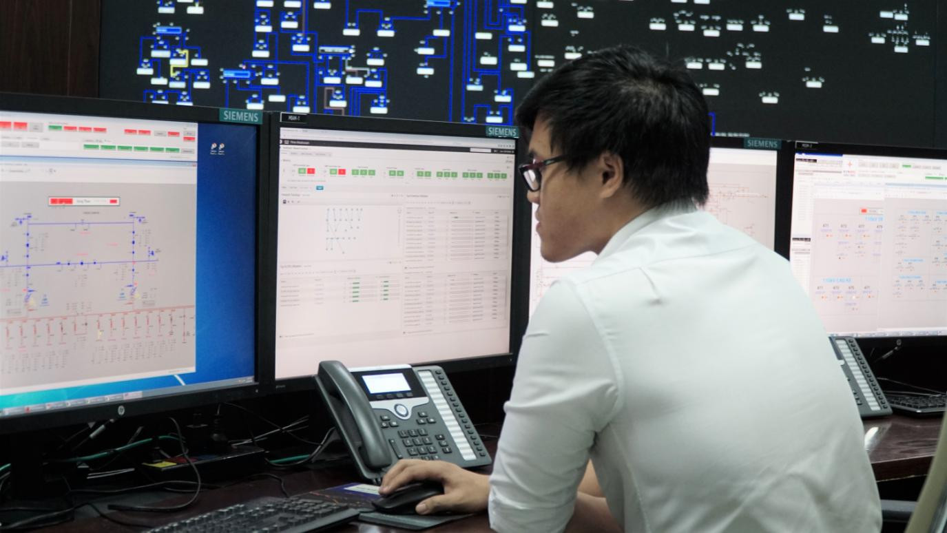 Theo dõi tình trạng vận hành của hệ thống điện 21 tỉnh phía Nam tại trung tâm điều hành SCADA.