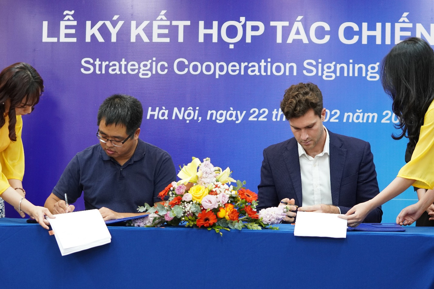 Ông Phạm Giang Linh, CEO Galaxy Education và Ông Nicholas Jenkins - Nhà sáng lập &amp; CEO Language Confidence tiến hành ký kết hợp tác