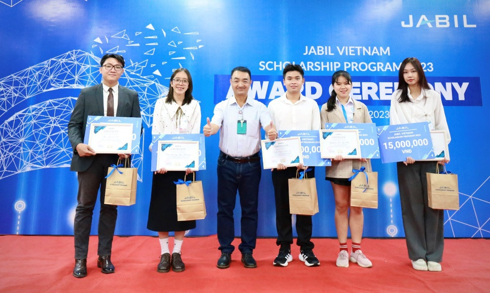 Ông Khánh Nguyễn - Tổng Giám đốc Jabil Việt Nam trao Học bổng Jabil Việt Nam 2023 cho các sinh viên